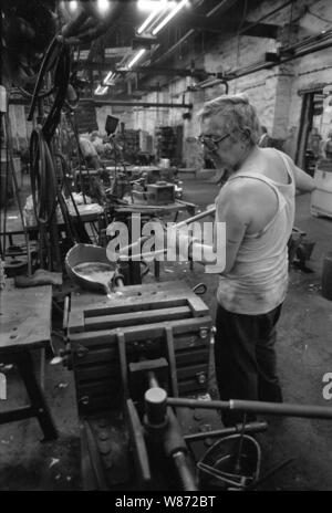 01 gennaio 1991, Berlino e Potsdam: Brandeburgo/ Industrie/1991 Prapag fonderia di stampo a Potsdam, artigianali. Il ferro liquido viene rimosso dal forno e versata in uno stampo. Migliore qualità dell'immagine, esatta data di scatto non noto. Foto: Paul Glaser/dpa-Zentralbild/ZB Foto Stock