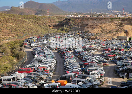 Impilate le automobili riciclato, vecchio si è schiantato veicoli utilizzati per parti o come rottami di metallo a junkyard o uno stabilimento di riciclaggio nel sud di Tenerife, Spagna Foto Stock