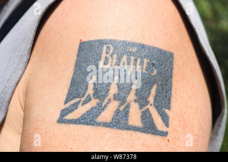 Londra, Regno Unito. 8 Ago, 2019. Un Beatles gli appassionati di musica con un tatuaggio di Abbey Road album in occasione del cinquantesimo anniversario della liberazione con Fab Four John Lennon, Paolo MaCCrtney, Ringo Starr e George Harrison. Credito: amer ghazzal/Alamy Live News Foto Stock