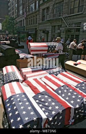 Agosto 29, 2004. La pace e la libertà marzo nella città di New York in concomitanza con la convention repubblicana tenutasi a Madison Square Garden ha richiamato centinaia di migliaia di dimostranti per inviare un messaggio all'amministrazione Bush. Foto Stock