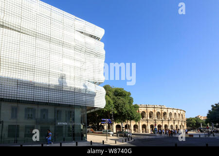 Nimes (sud-est della Francia): il "Musee de la Romanite" museo e l'arena di Nimes, anfiteatro romano registrati come una pietra miliare storica nazionale Foto Stock