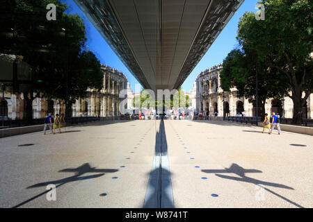 Nimes (sud-est della Francia): il "Musee de la Romanite" museo e l'arena di Nimes, anfiteatro romano registrati come una pietra miliare storica nazionale Foto Stock