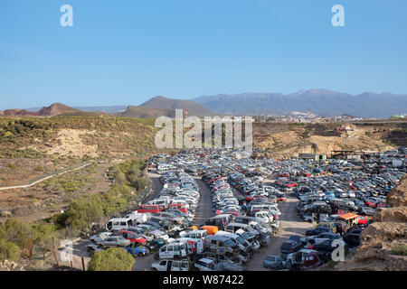 Impilate le automobili riciclato, vecchio si è schiantato veicoli utilizzati per parti o come rottami di metallo a junkyard o uno stabilimento di riciclaggio nel sud di Tenerife, Spagna Foto Stock