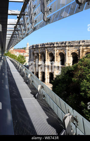 Nimes (sud-est della Francia): l'arena di Nimes, anfiteatro romano registrati come una pietra miliare storica nazionale (francese "Monumento historique"), viste Foto Stock