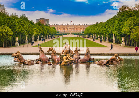 Ottima vista della fontana di Apollo (Bassin d'Apollon) nella classica francese giardino formale con il tappeto verde (Tapis Vert), la Fontana di Latona... Foto Stock
