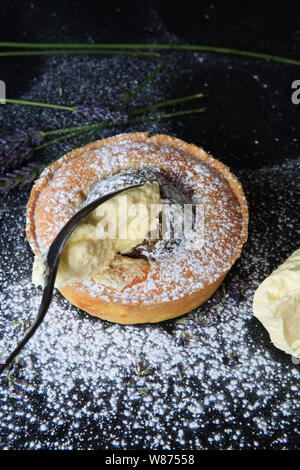 Fig crostata con miele e panna spolverato di zucchero a velo Foto Stock