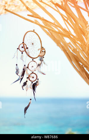 Dream Catcher soffiata intorno da una leggera brezza di mare Foto Stock