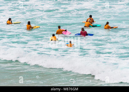 Un corpo boogie boarding lezione al grande Gt Western Beach in Newquay in Cornovaglia. Foto Stock