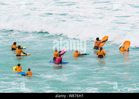 Un corpo boogie boarding lezione al grande Gt Western Beach in Newquay in Cornovaglia. Foto Stock