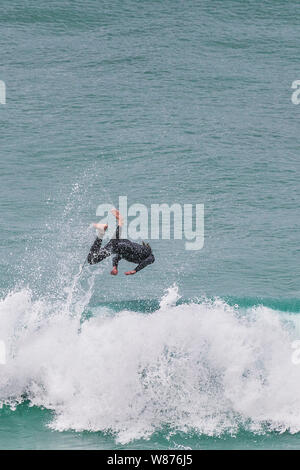 Una spettacolare surf wipeout a grande Gt Western Beach in Newquay in Cornovaglia. Foto Stock