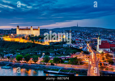 Il castello di Bratislava e i tetti della Città Vecchia, Bratislava, Slovacchia Foto Stock