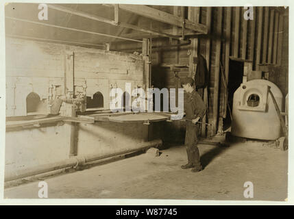 Portando in ragazzo al forno di ricottura. Fabbrica di vetro, Grafton, W. Va. (vedere l'etichetta sulla #162). Foto Stock