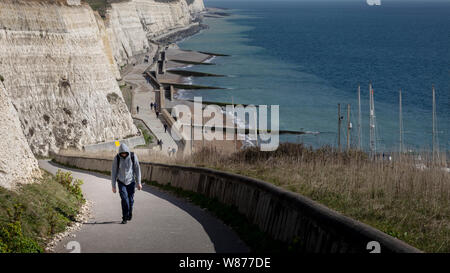 Torna a casa dopo la pesca a Brighton Marina e vista di undercliff a piedi a Rottingdean Foto Stock