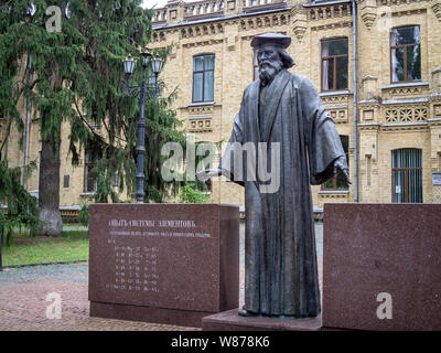 KIEV, UCRAINA-luglio 23, 2019: Monumento a uno scienziato russo Medeleyev vicino all'edificio n. 4 (Chemistry and Technology) di Igor Sikorsky Kyiv Polytechnic Ins Foto Stock