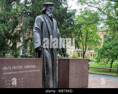 KIEV, UCRAINA-luglio 23, 2019: Monumento a uno scienziato russo Medeleyev vicino all'edificio n. 4 (Chemistry and Technology) di Igor Sikorsky Kyiv Polytechnic Ins Foto Stock