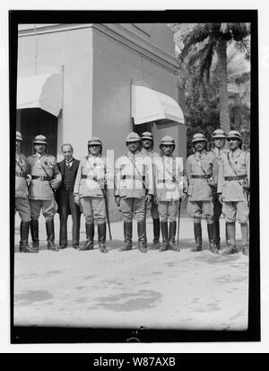 10/6/32 presso il palazzo ecc., Baghdad, ufficiali britannici Foto Stock