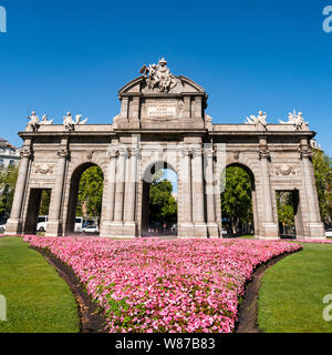 Vista sulla piazza di Puerta de Alcalá a Madrid. Foto Stock