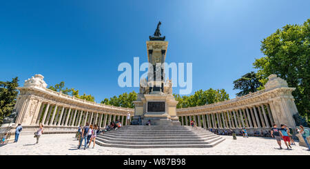 Panoramica orizzontale del monumento a Alfonso XII nel Parco del Retiro di Madrid. Foto Stock