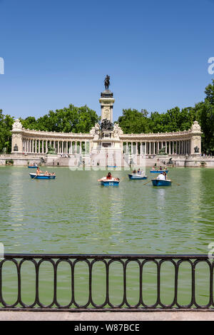Vista verticale del lago in barca e il monumento al re Alfonso XII, al Parco del Retiro di Madrid. Foto Stock