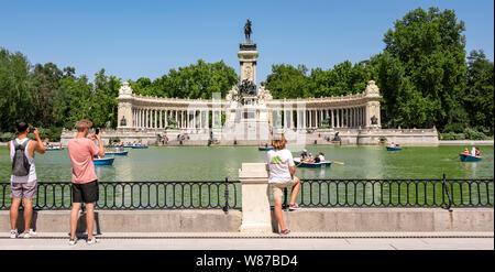 Panoramica orizzontale del lago in barca e il monumento al re Alfonso XII, al Parco del Retiro di Madrid. Foto Stock