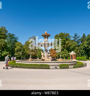 Vista sulla piazza di una grande fontana nel Parco del Retiro di Madrid. Foto Stock
