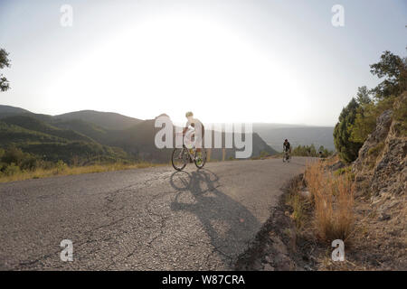 Un giovane uomo è la formazione strada bicicletta atto. Foto Stock