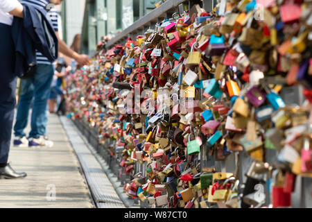 Amore si blocca su Francoforte ponte in ferro, Frankfurt am Main, Germania, Europa Foto Stock