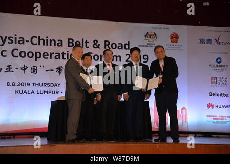 Kuala Lumpur, Malesia. 8 Ago, 2019. Malaysian il Ministro delle finanze Lim Guan Eng (C), l'Ambasciatore cinese in Malaysia Bai Tian (2R), e tan Kok Wai (2 L), la Malaysia ha inviato speciale per la Cina e per il presidente della Malaysia Cina Business Council, posa per una foto di gruppo durante la cinghia Malaysia-China e la strada della cooperazione economica Forum di Kuala Lumpur in Malesia, e il Agosto 8, 2019. La Malaysia ha beneficiato della Cina-proposta di cinghia e iniziativa su strada (BRI) ed è impaziente di una maggiore cooperazione in materia di commercio e investimenti, hanno detto i funzionari qui giovedì. Credito: Wang Dawei/Xinhua Foto Stock