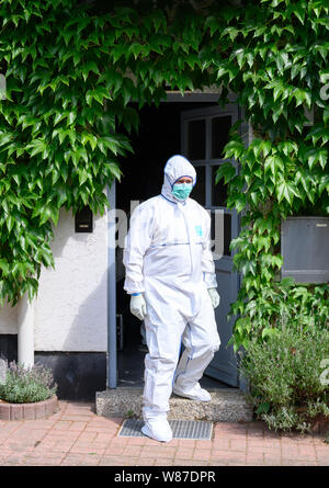 Bennigsen, Germania. 08 Ago, 2019. Un investigatore forense proviene da una casa in cui un uomo è detto di aver ucciso il suo partner. Il 61-anno-vecchio uomo da Bennigsen vicino Hannover composto il numero di emergenza su 08.08 nel pomeriggio e ha detto alla polizia che aveva ucciso il 58-anno-vecchio. Credito: Christophe Gateau/dpa/Alamy Live News Foto Stock