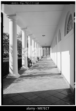 168. Colonnato ovest; vista guardando ad ovest; 168. Colonnato ovest; vista guardando ad ovest - la Casa Bianca, 1600 Pennsylvania Avenue, Northwest, Washington, Distretto di Columbia, DC Foto Stock