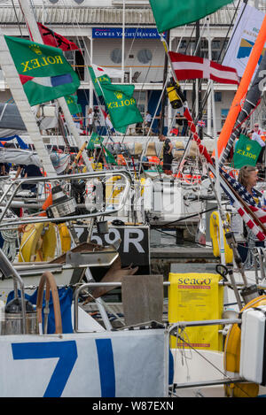 Cowes yacht haven on the Isle of Wight durante la cowes week impaccata con Yacht e Barche alla partenza del fastnet ocean yachting gara. Foto Stock