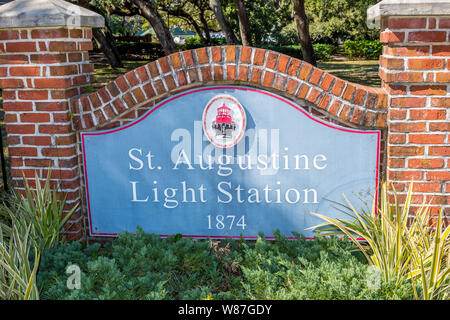 Sant Agostino, FL, Stati Uniti d'America - Febbraio 7, 2019: Un accogliente cartello presso il punto di entrata del sant Agostino Stazione di luce Foto Stock