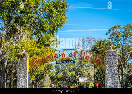 Sant Agostino, FL, Stati Uniti d'America - Febbraio 7, 2019: Un accogliente cartello presso il punto di entrata della fontana della giovinezza del Parco Archeologico Foto Stock