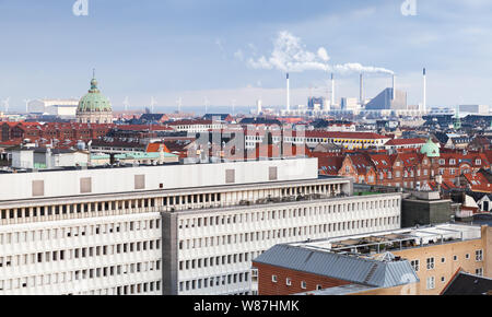 Copenhagen, Danimarca. Paesaggio urbano moderno con turbine eoliche e impianto di alimentazione su uno sfondo Foto Stock