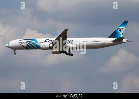 Londra / Regno Unito - Luglio 14, 2018: Egyptair Boeing 777-300ER SU-GDO aereo passeggeri l'atterraggio all'Aeroporto di Londra Heathrow Foto Stock