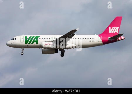 Francoforte / GERMANIA - Agosto 17, 2014: Aria tramite Airbus A320 LZ-MDA aereo passeggeri atterraggio all' aeroporto di Francoforte Foto Stock