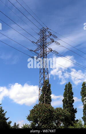 Cracovia. La Polonia. Alta tensione pilone powerline. Foto Stock