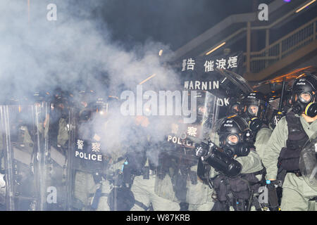 4 agosto 2019. Hong Kong Riot Police fire gas lacrimogeni in un trafficato quartiere dello shopping verso i manifestanti. I manifestanti hanno protestato contro una proposta di legge in materia di estradizione. Foto Stock