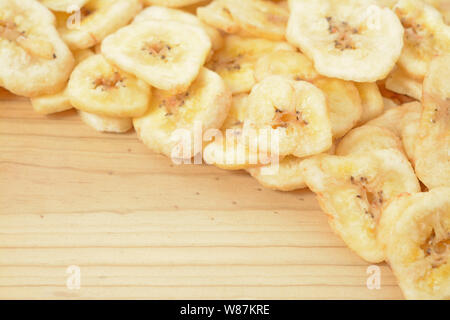 Un sacco di banana secca sul tavolo di legno Foto Stock