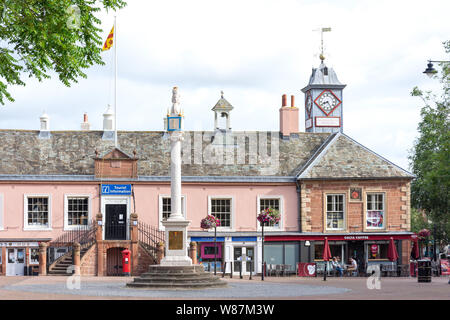 Mercato Monumento a croce e il Vecchio Municipio, Market Cross, Carlisle, città di Carlisle, Cumbria, England, Regno Unito Foto Stock