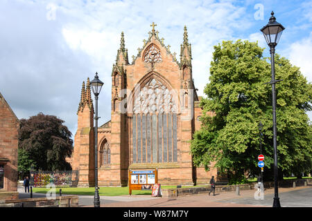 Sul lato est della Cattedrale di Carlisle, Castle Street, Carlisle, città di Carlisle, Cumbria, England, Regno Unito Foto Stock