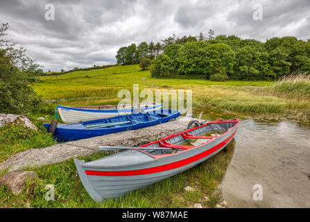 Colorate barche da pesca sul Lough Carra lago in Irlanda occidentale della contea di Mayo in Irlanda Foto Stock