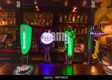 La birra alla spina tap in Corleys Abbey Lodge in Ballintubber County Mayo Irelnad Foto Stock