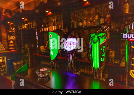 La birra alla spina tap in Corleys Abbey Lodge in Ballintubber County Mayo Irelnad Foto Stock