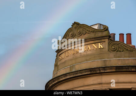 In prossimità degli old-style gold lettering "Saving Bank' con rainbow dietro Foto Stock