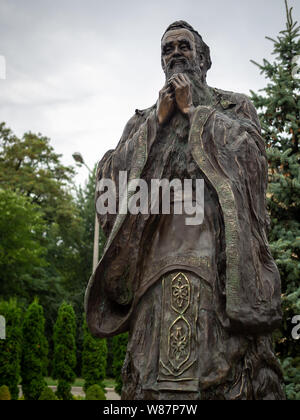 KIEV, UCRAINA-luglio 23, 2019: Monumento al filosofo cinese Confucio nel campus di Igor Sikorsky Kyiv Polytechnic Institute Foto Stock