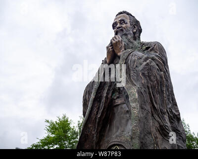 KIEV, UCRAINA-luglio 23, 2019: Monumento al filosofo cinese Confucio nel campus di Igor Sikorsky Kyiv Polytechnic Institute Foto Stock