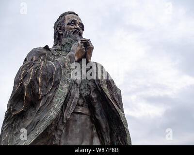 KIEV, UCRAINA-luglio 23, 2019: Monumento al filosofo cinese Confucio nel campus di Igor Sikorsky Kyiv Polytechnic Institute Foto Stock