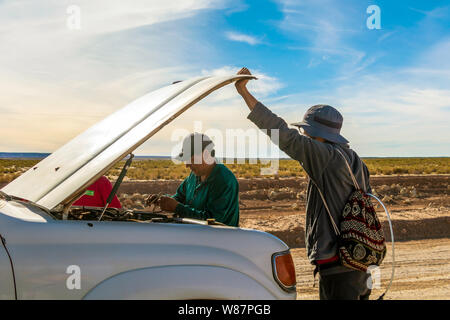 Incidente automobilistico : Driver e turisti fix broken auto durante la Jeep 4x4 Tour sul altipiano boliviano vicino alle saline di Salar de Uyuni Foto Stock