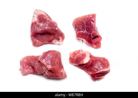 Tagliare dei pezzi di carne cruda di maiale, carne di manzo isolato su sfondo bianco Foto Stock